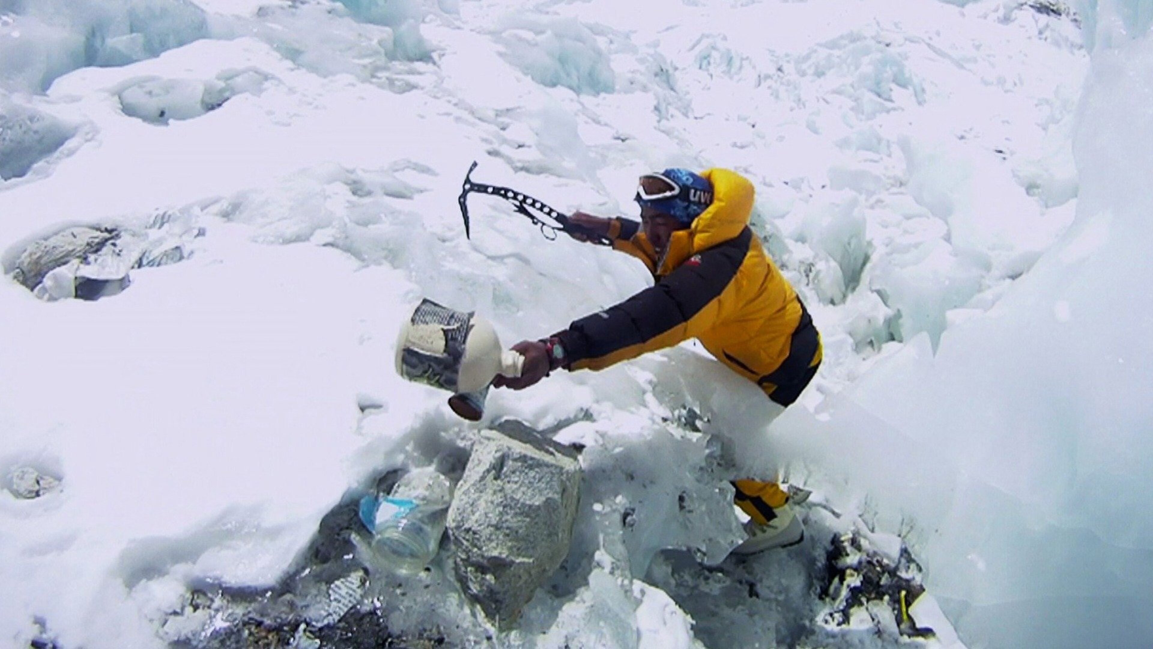 Watch Death Zone: Cleaning Mount Everest Free | Fandango at Home